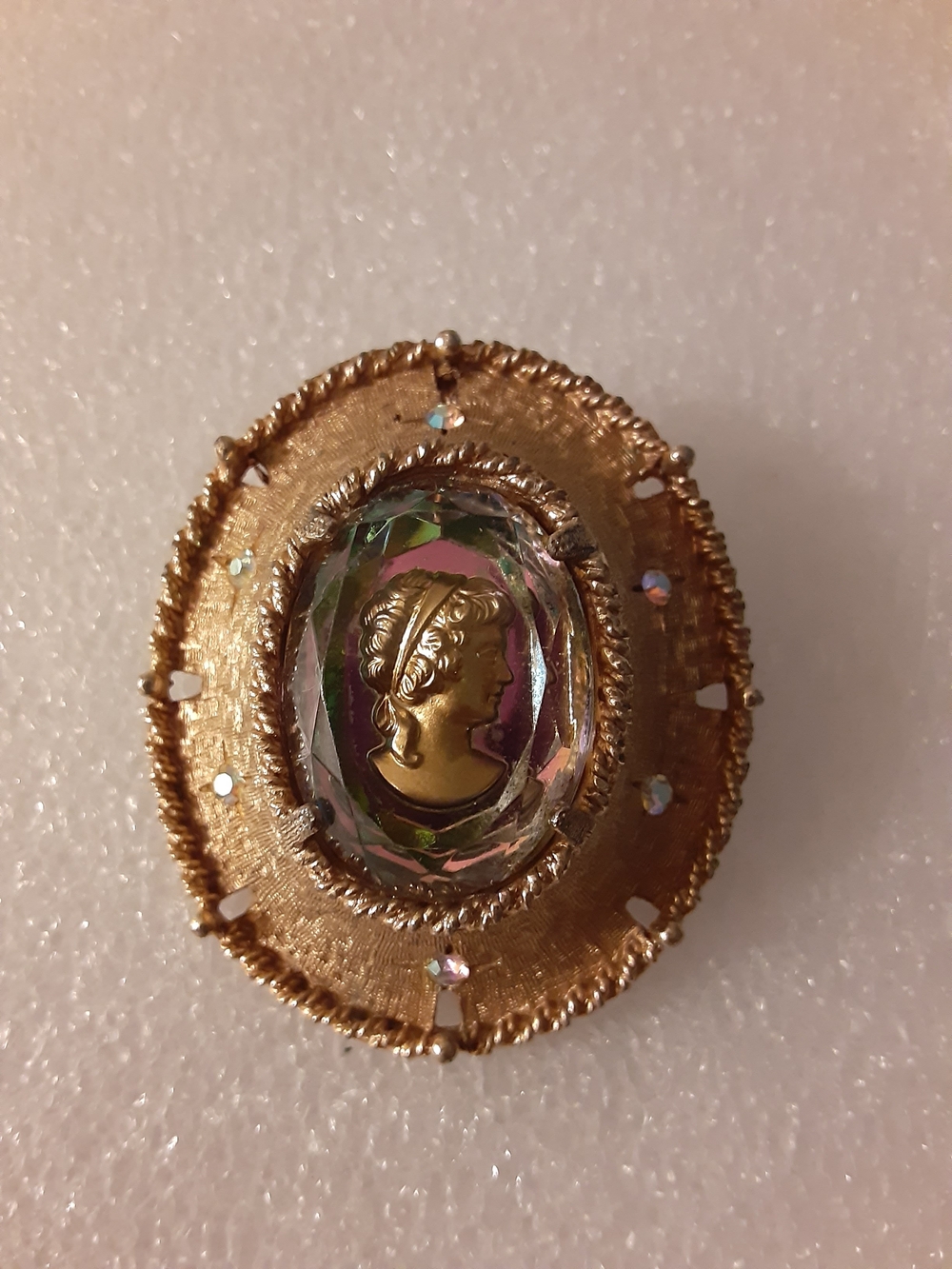 Vintage Judy Lee Gold-Tone Cameo Oval Brooch with Iridescent Glass